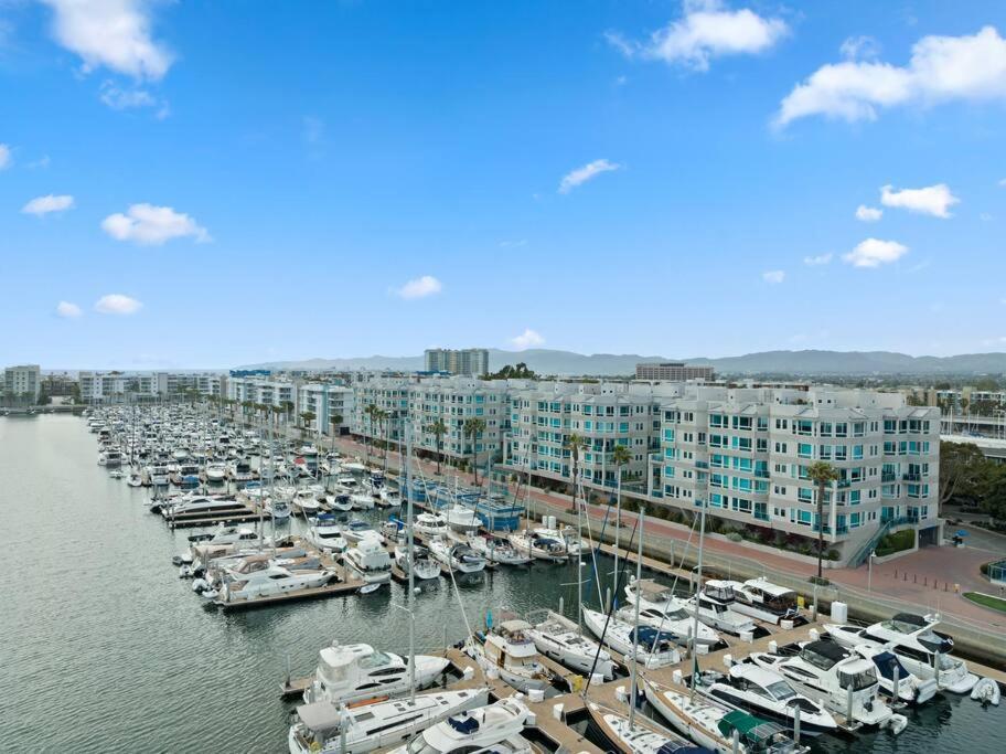 Skyline Oasis: Luxe 3-floor Waterfront Penthouse Appartement *