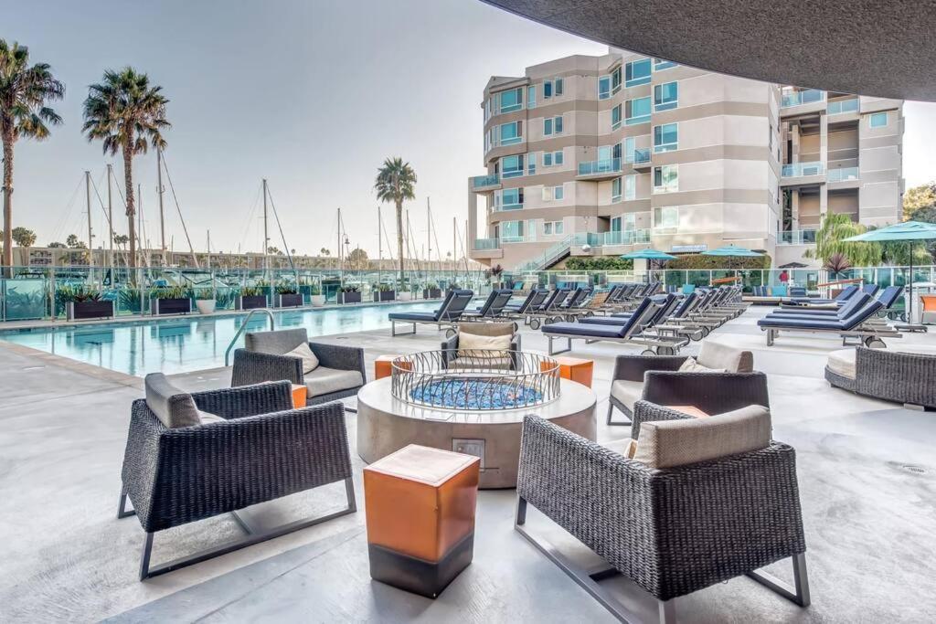 Apartment Skyline Oasis: Luxe 3-floor Waterfront Penthouse Los Angeles