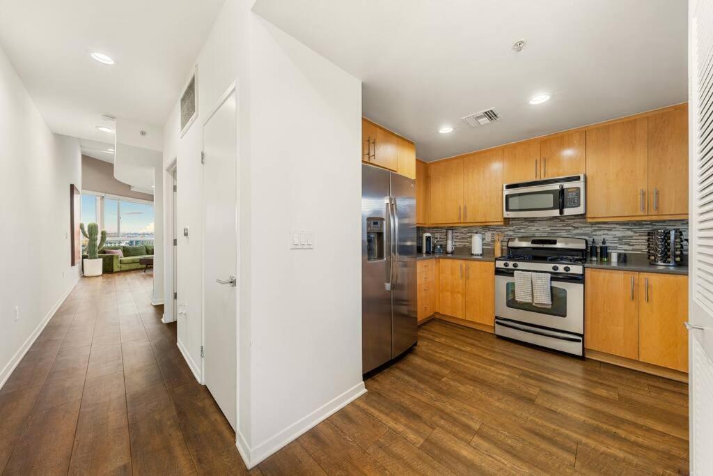Skyline Oasis: Luxe 3-floor Waterfront Penthouse Apartment